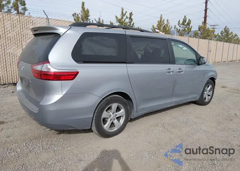 2015 Toyota Sienna Le 8 Passenger z USA, uszkodzony, nr VIN 5TDKK3DC7FS590227